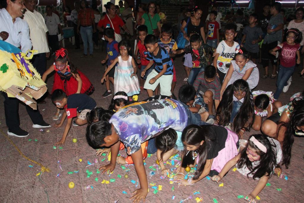 Convive Abelina López, con familias del barrio de La Poza