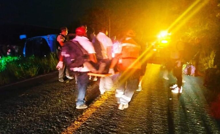 Vuelca autobús turístico en la Pinotepa-Acapulco