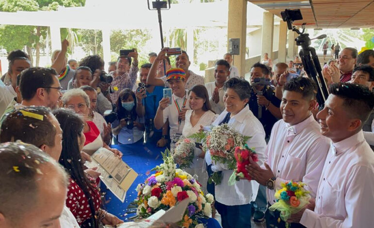 «Los derechos no se mendigan»: una treintena de parejas LGBTTTIQ+ contraen matrimonio