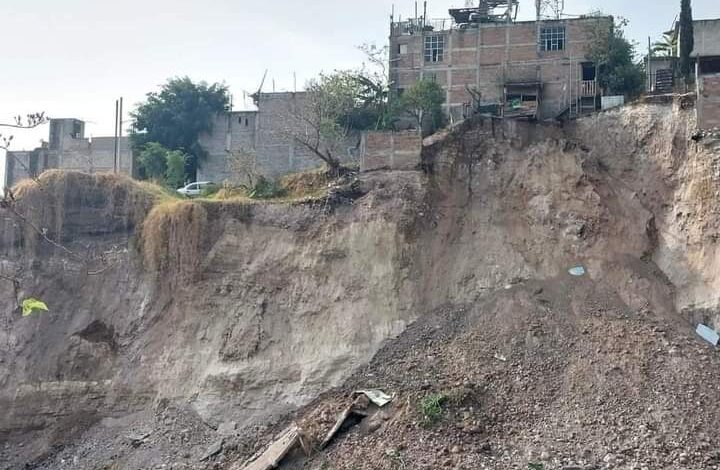 Se desgaja cerro al norponiente de Chilpancingo; un centenar de personas abandonan hogares