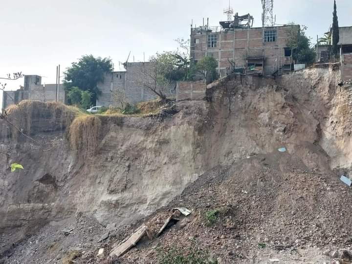 Se desgaja cerro al norponiente de Chilpancingo; un centenar de personas abandonan hogares
