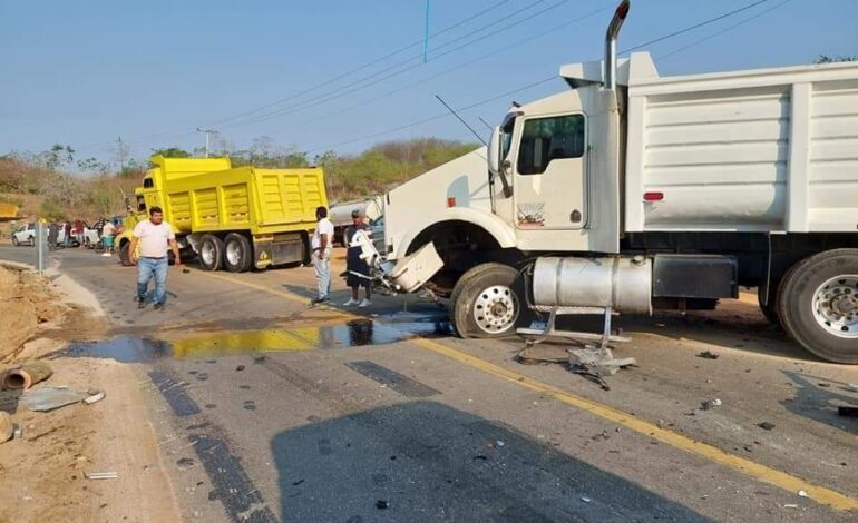 Choca patrulla de la Guardia Nacional con dos camiones de volteo; hay dos agentes heridos
