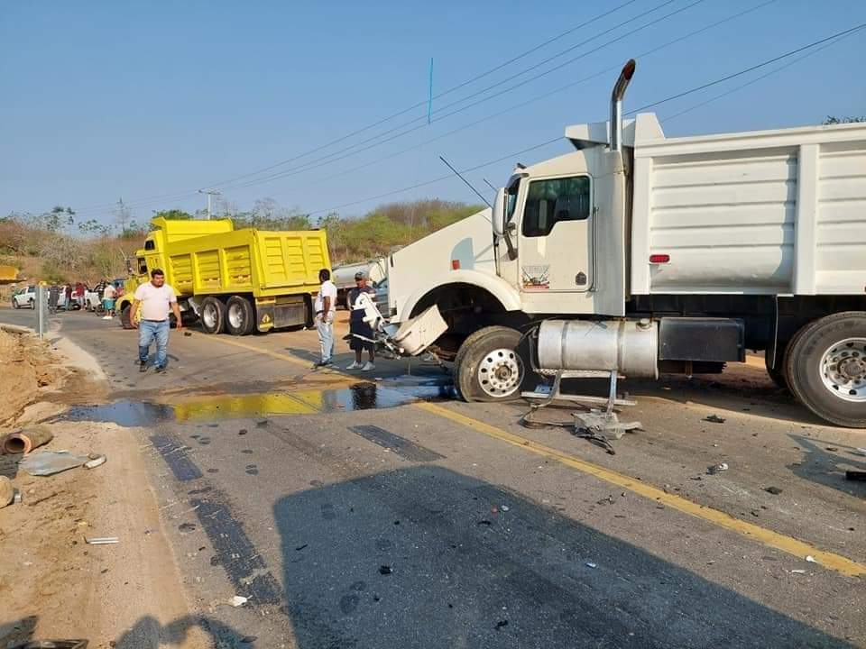Choca patrulla de la Guardia Nacional con dos camiones de volteo; hay dos agentes heridos
