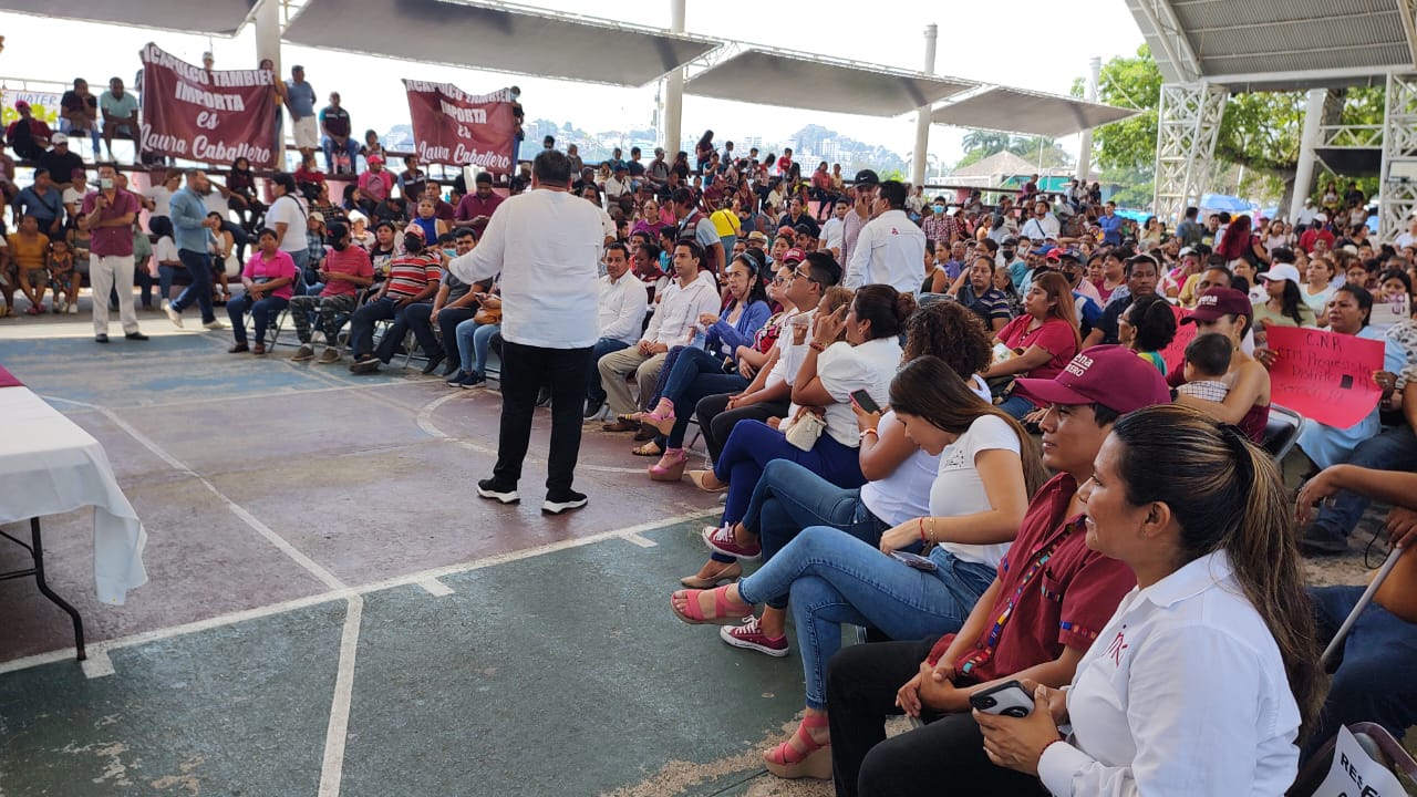 Algunos simpatizantes rompen protocolo de toma de protesta de comités en defensa de la 4T en Acapulco