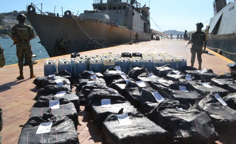 Decomisa la Marina en costa de Acapulco clorhidrato de cocaína, combustible, dos embarcaciones y detiene a 8 personas