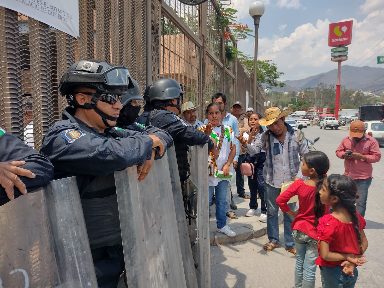 Policías antimotines del estado repliegan pobladores de Dos Ríos