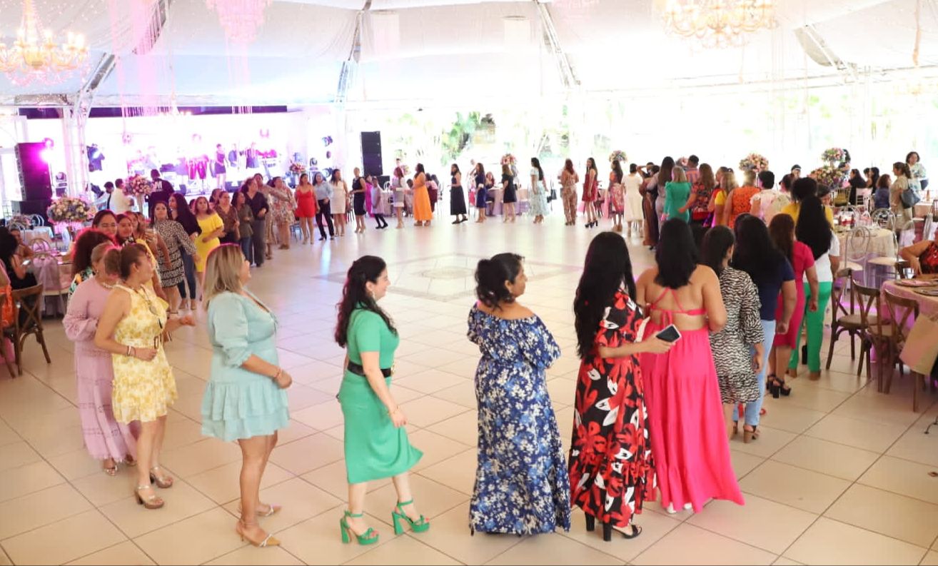 En su festejo, reconoce Yoloczin Domínguez la ardua labor de las madres trabajadores del Congreso