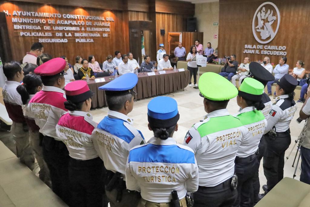 Recuperar la confianza de la ciudadanía pide Abelina López a policías que equipa con uniformes nuevos