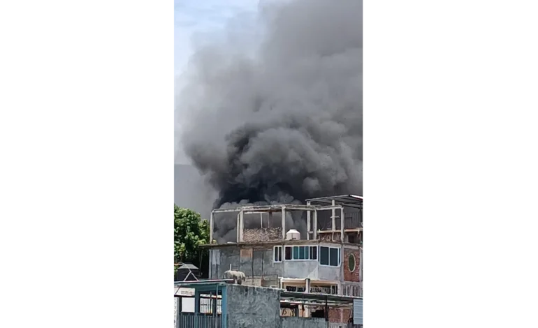 Incendio consume bodega en la colonia Bellavista, Acapulco