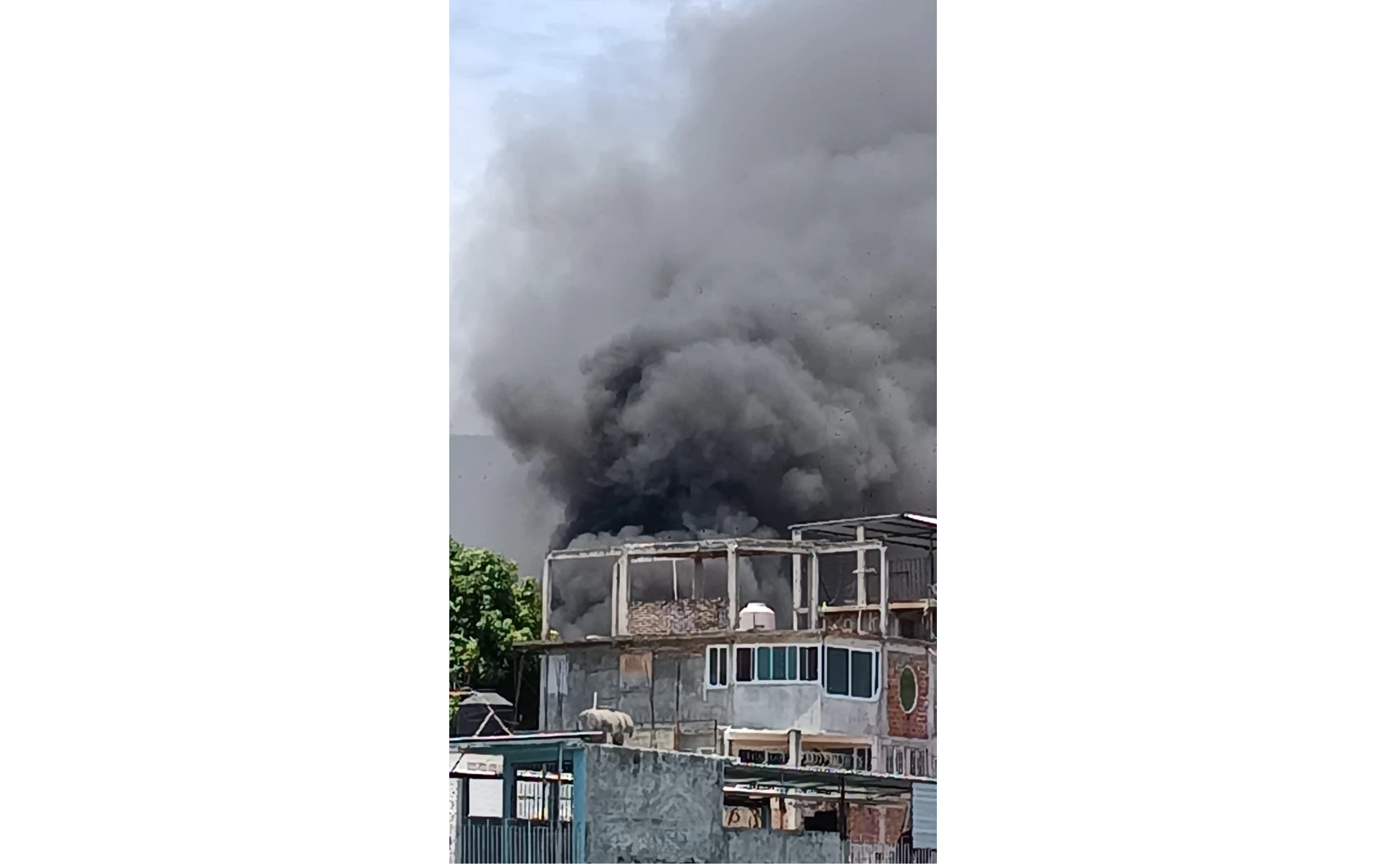 Incendio consume bodega en la colonia Bellavista, Acapulco
