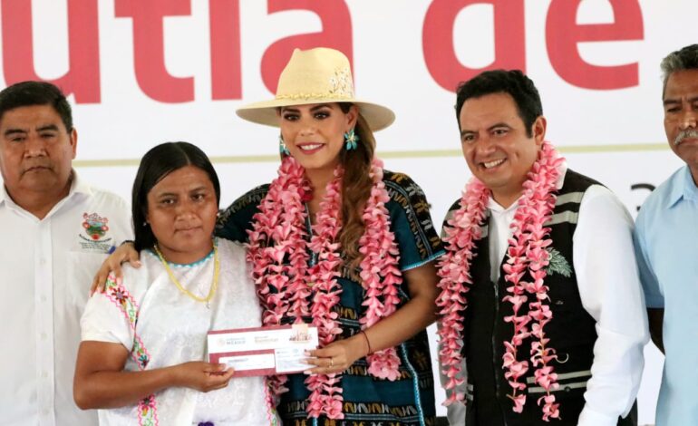 En Ayutla, entrega Iván Hernández Díaz y Evelyn Salgado Pineda, tarjetas Bienestar a comités del programa federal «La Escuela es nuestra»