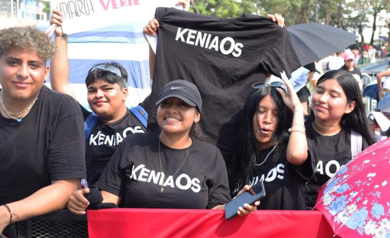 Agradecen jóvenes a Abelina López, por presentación de Kenia Os