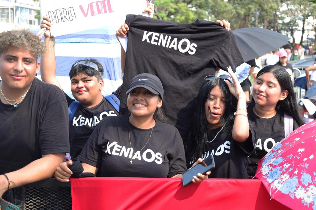 Agradecen jóvenes a Abelina López, por presentación de Kenia Os