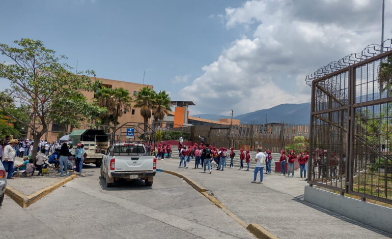 Normalistas bloquean por tres horas entradas a Palacio de Gobierno