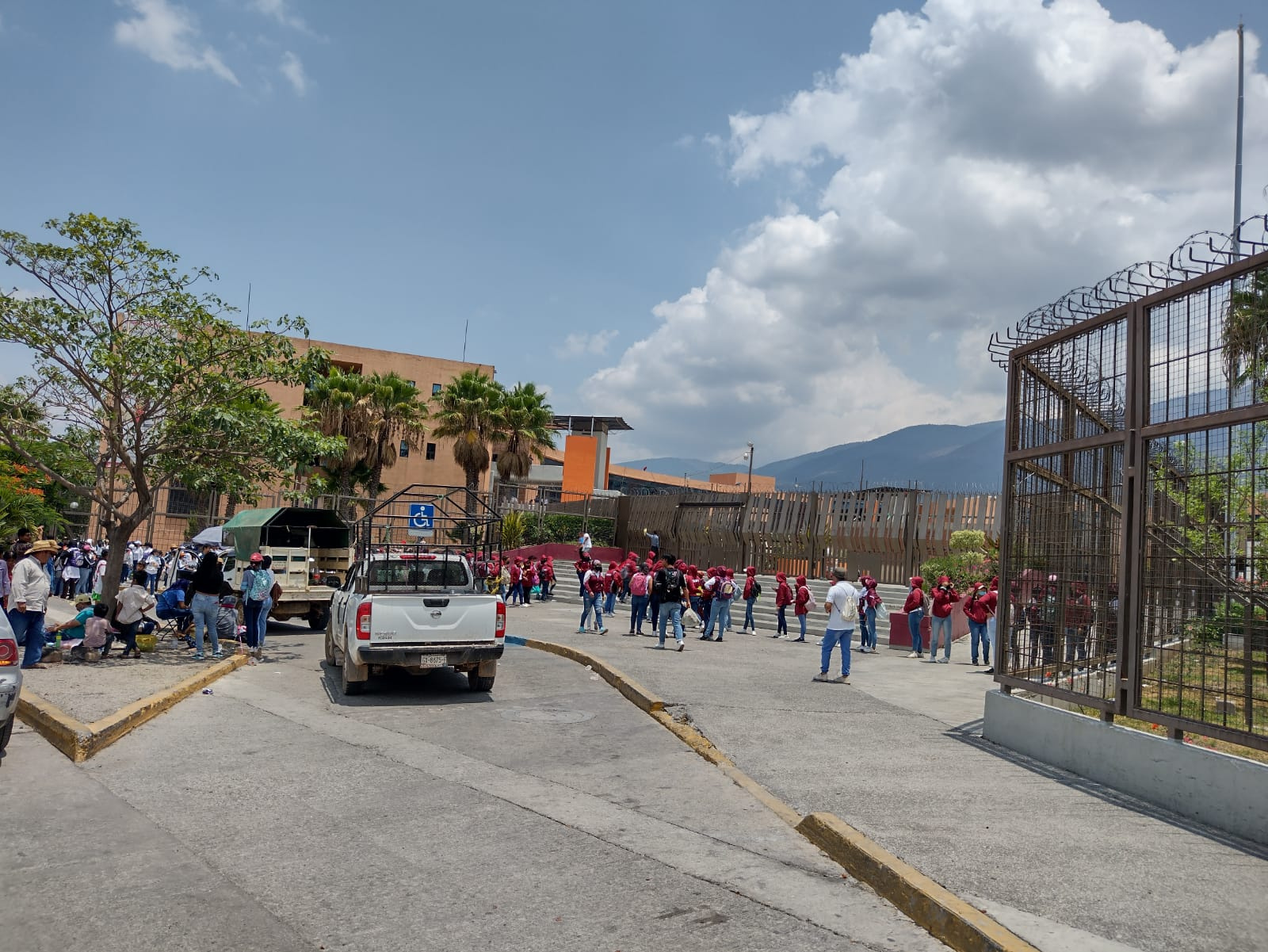 Normalistas bloquean por tres horas entradas a Palacio de Gobierno