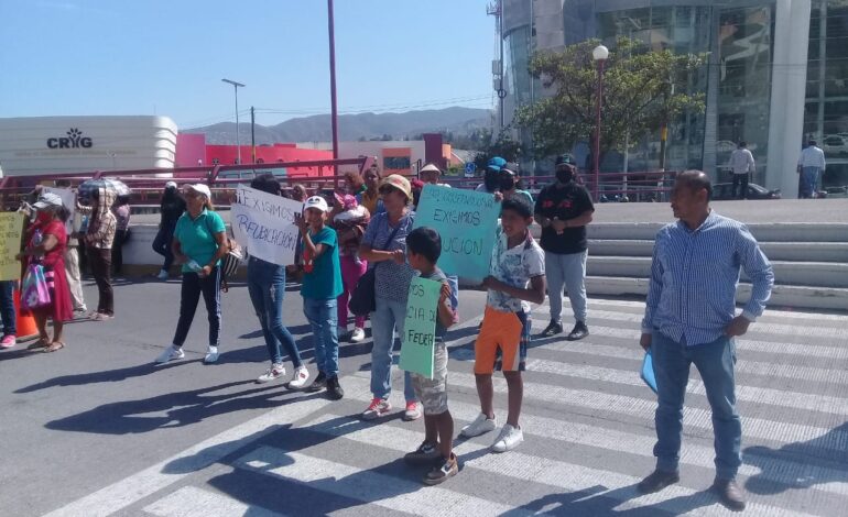 Afectados por el derrumbe en la 1 de Mayo protestan en Palacio de Gobierno; exigen reubicación y un muro de contención