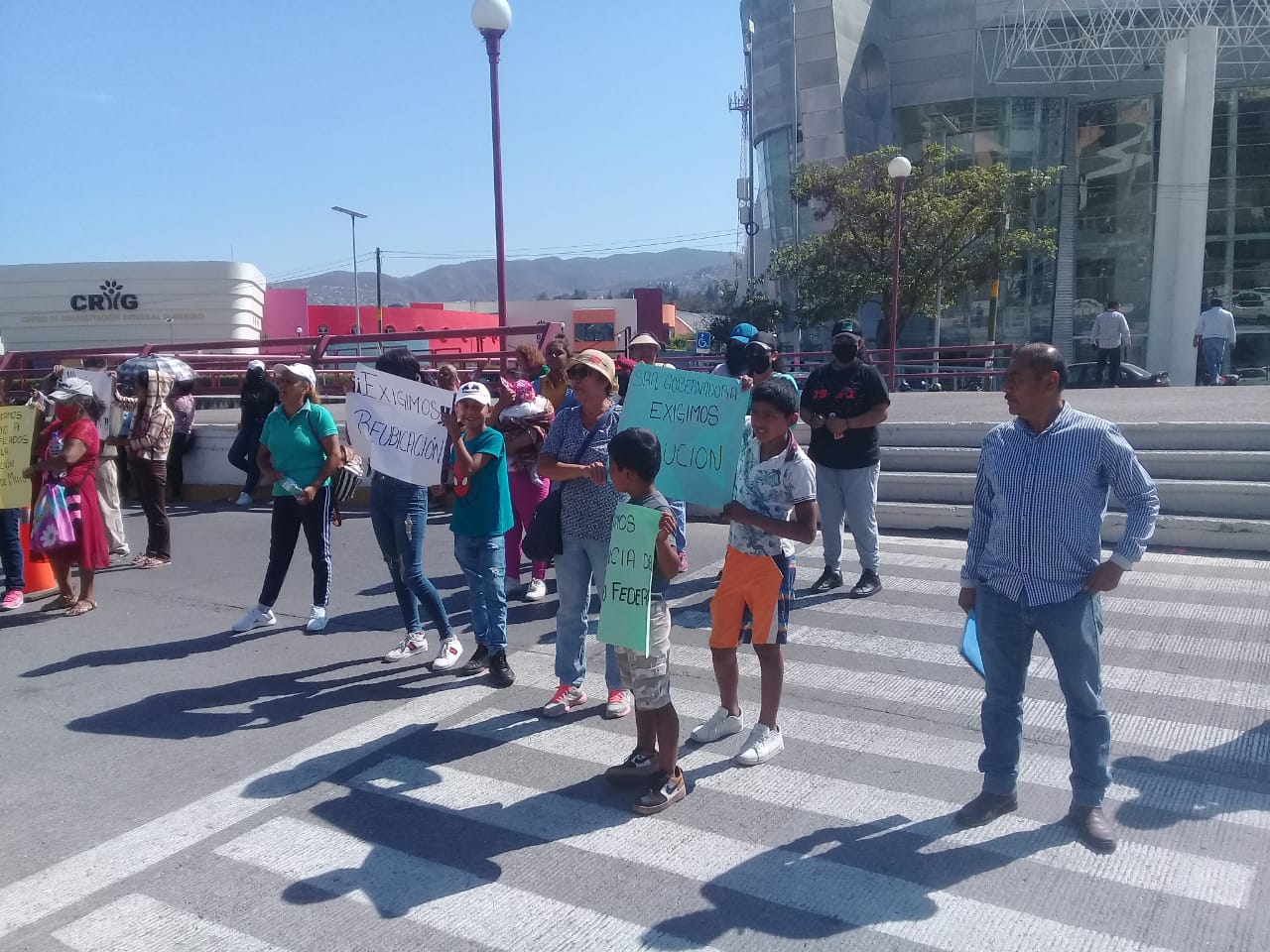 Afectados por el derrumbe en la 1 de Mayo protestan en Palacio de Gobierno; exigen reubicación y un muro de contención
