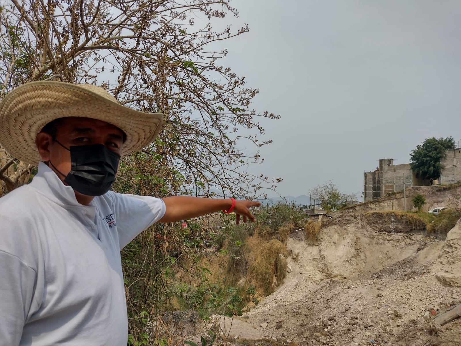 Colonos de Chilpancingo reclaman que no se les construyó un muro para evitar desgajamiento de barranca