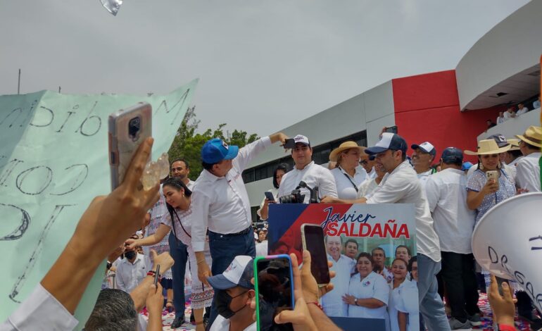 Tortas, acarreos y con la promesa de puntos, así fue el registro de Javier Saldaña Almazán como candidato a rector