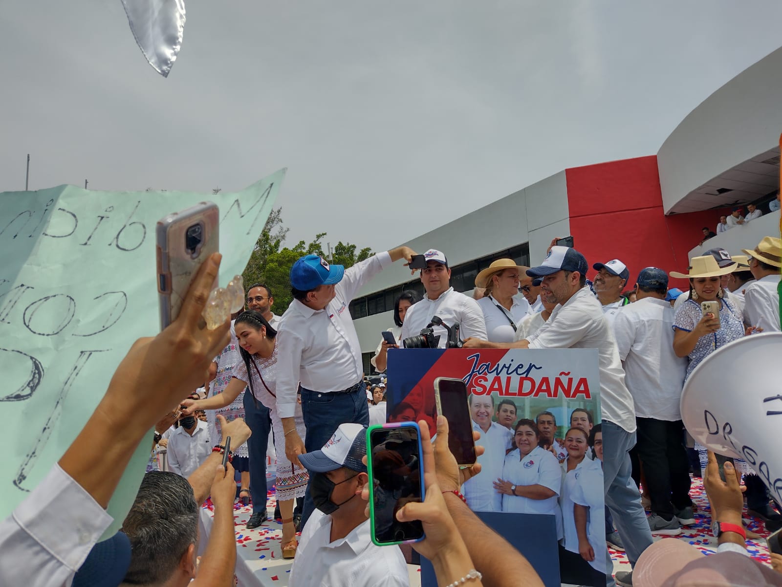 Tortas, acarreos y con la promesa de puntos, así fue el registro de Javier Saldaña Almazán como candidato a rector