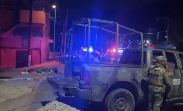 Asesinan a tres hombres en Acapulco; los abandonan sobre una vía federal en la colonia Vicente Guerrero