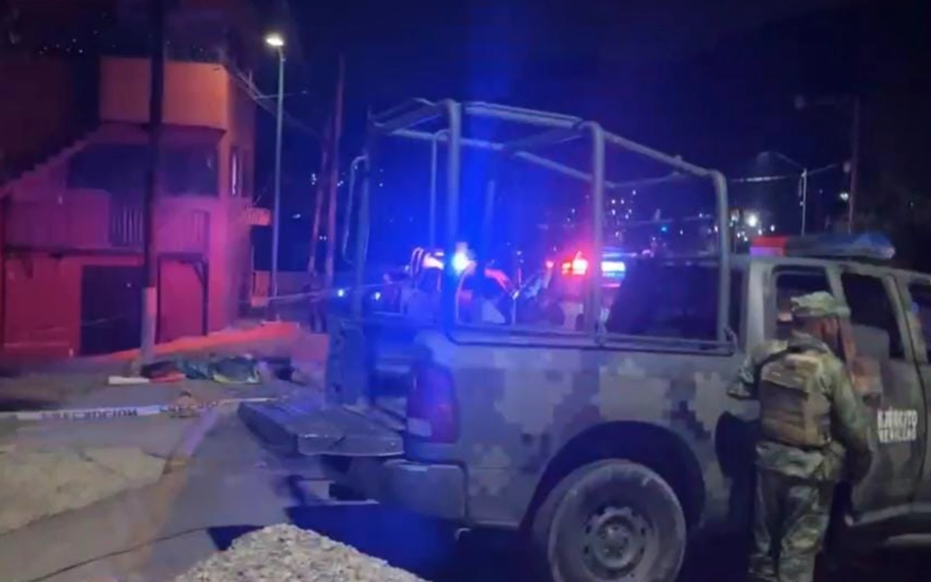 Asesinan a tres hombres en Acapulco; los abandonan sobre una vía federal en la colonia Vicente Guerrero