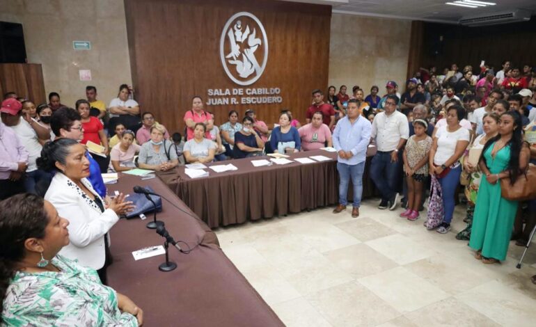 Entrega Abelina López apoyos a comerciantes afectados por incendio