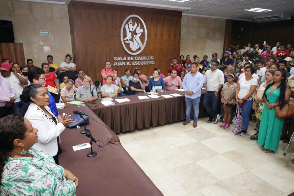 Entrega Abelina López apoyos a comerciantes afectados por incendio