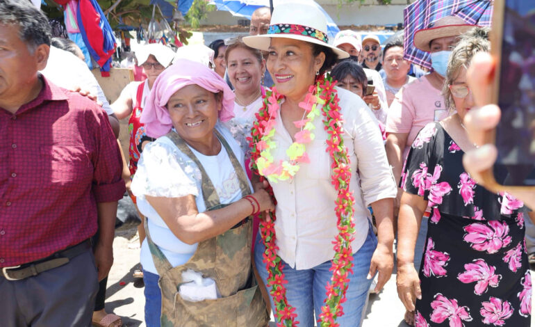 Entrega Abelina López apoyo alimentario a comerciantes afectados por incendio en el mercado Central