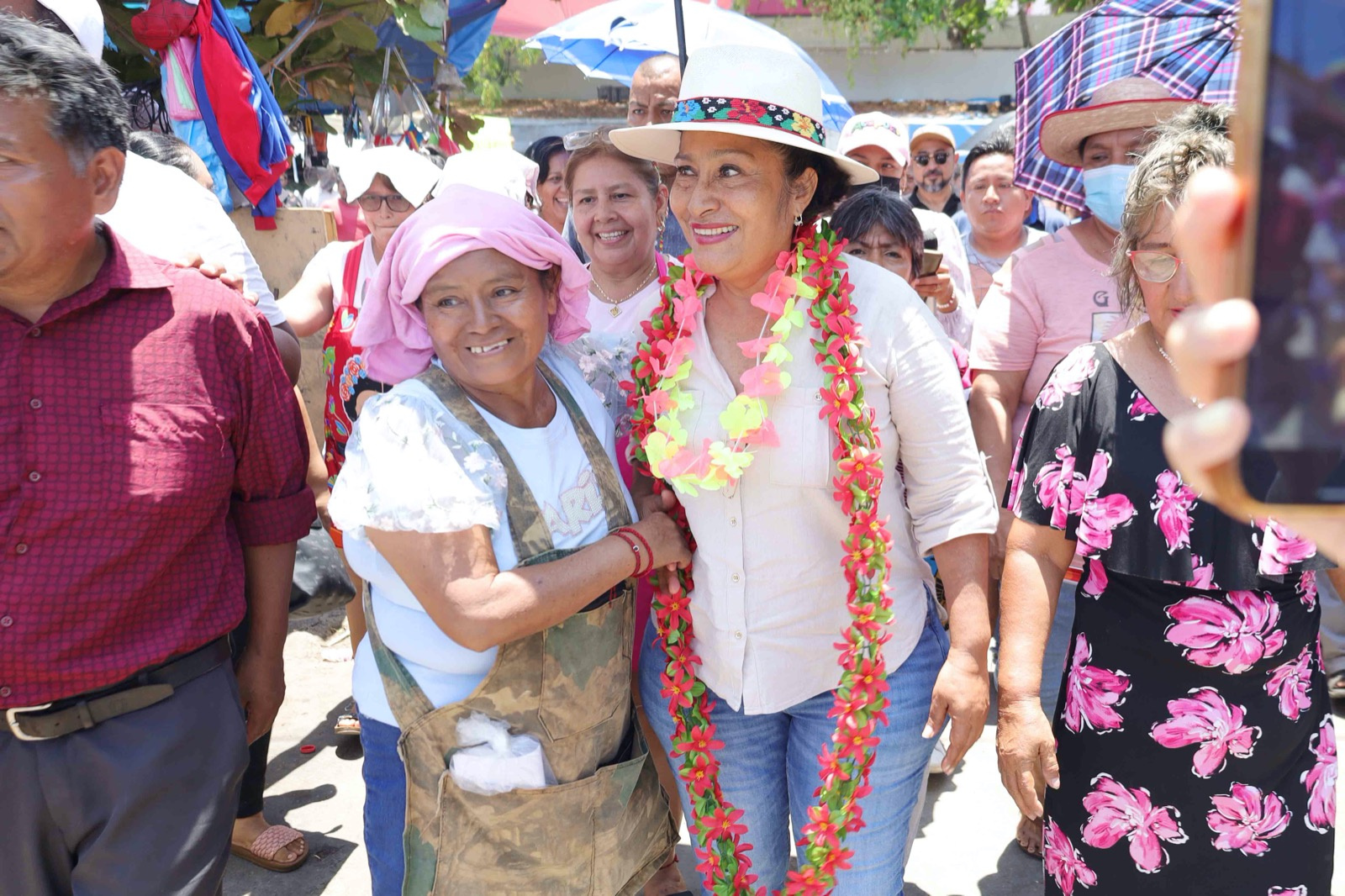 Entrega Abelina López apoyo alimentario a comerciantes afectados por incendio en el mercado Central