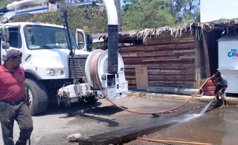 Coadyuva CAPASEG con desazolve de taponamientos pluviales en zona Diamante de Acapulco
