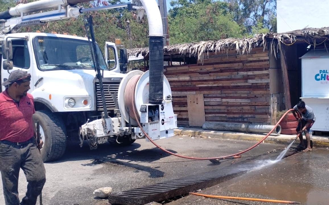 Coadyuva CAPASEG con desazolve de taponamientos pluviales en zona Diamante de Acapulco