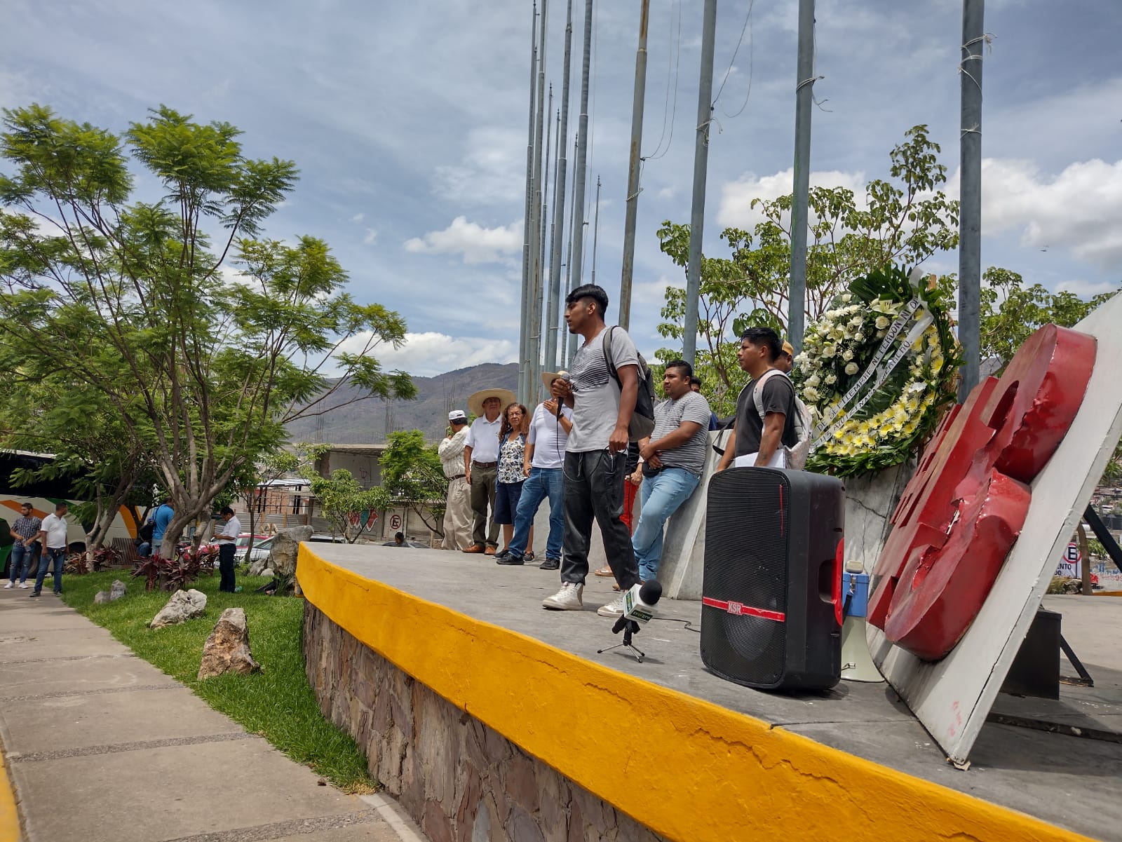 GIEI podría abandonar por completo el caso Ayotzinapa por intromisión del Ejército, denuncian normalistas y activistas