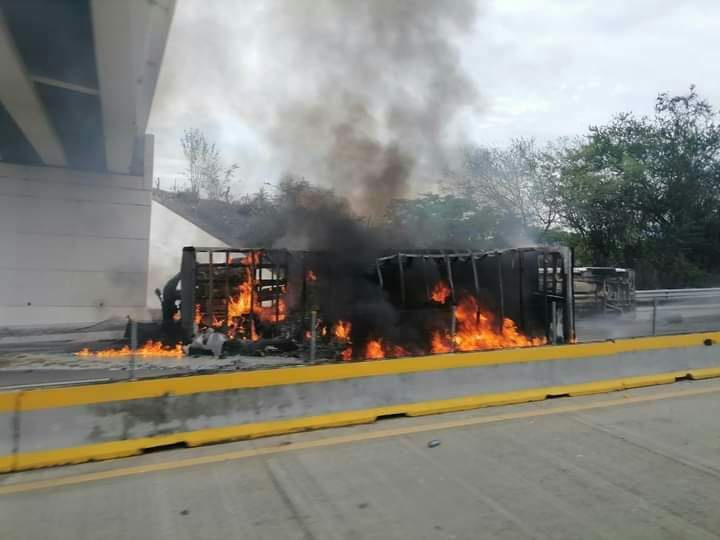 Choca trailer en la Autopista del Sol; muere agente federal