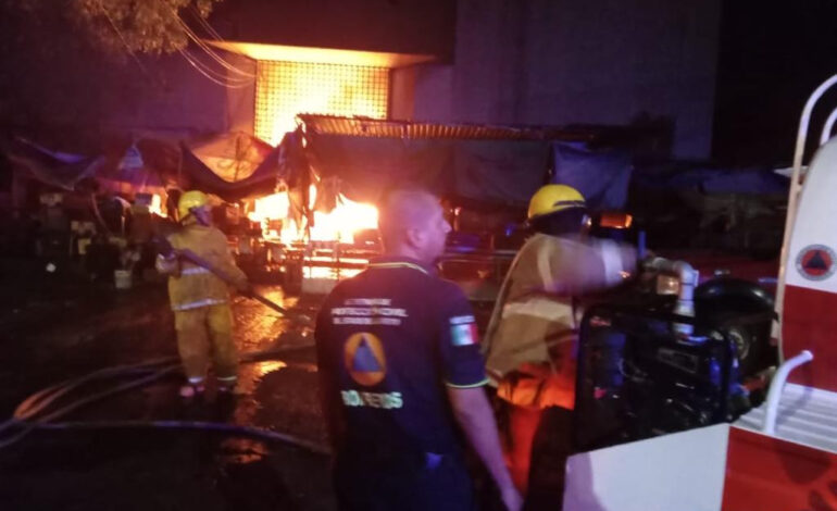 Bomberos del Gobierno del estado atienden el incendio que afectó el Mercado Central de Acapulco