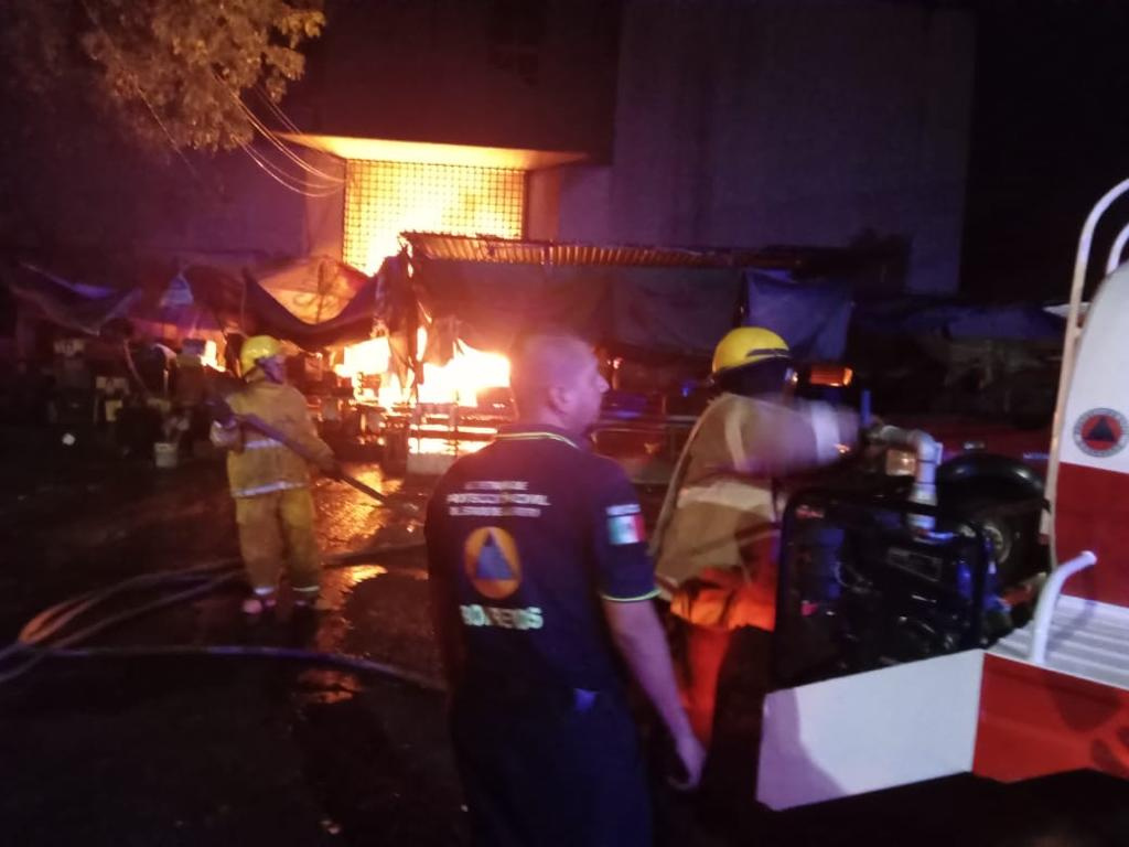 Bomberos del Gobierno del estado atienden el incendio que afectó el Mercado Central de Acapulco