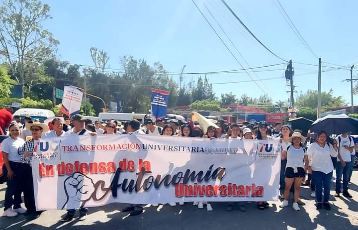Marchan universitarios contra la oposición a Javier Saldaña
