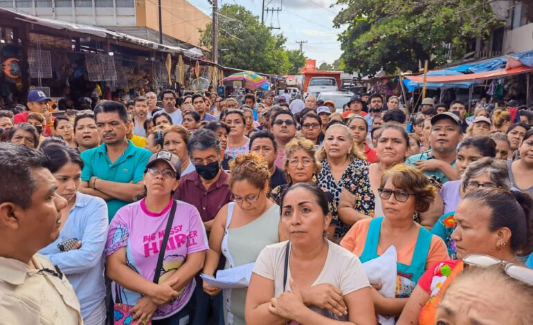 Funcionarios del Gobierno estatal validan el padrón de afectados por el incendio en el mercado central de Acapulco