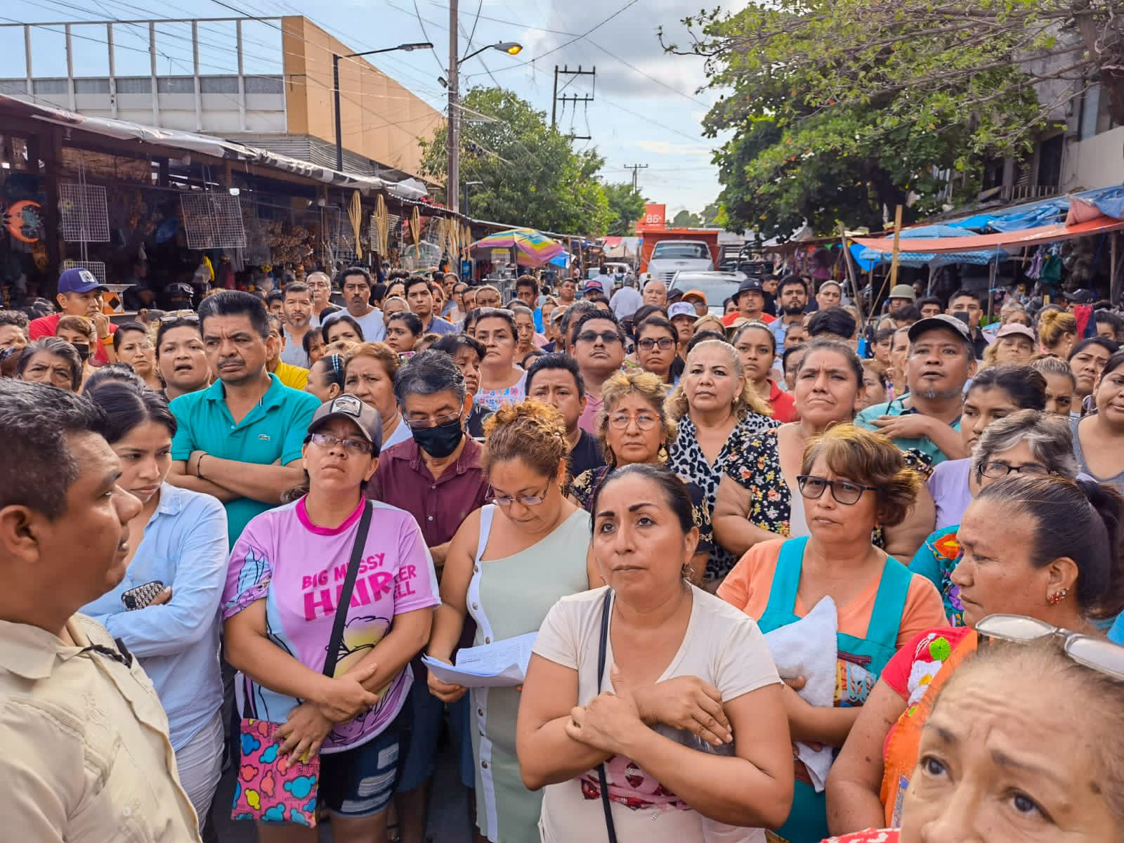 Funcionarios del Gobierno estatal validan el padrón de afectados por el incendio en el mercado central de Acapulco