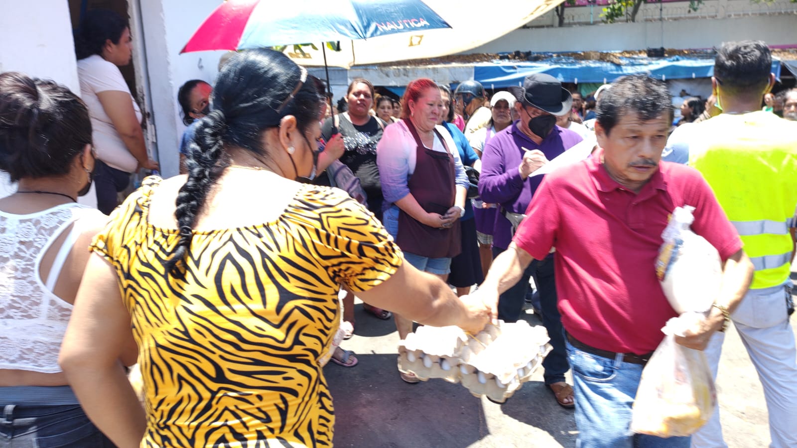 Ciudadanos apoyan afectados del Mercado Central de Acapulco