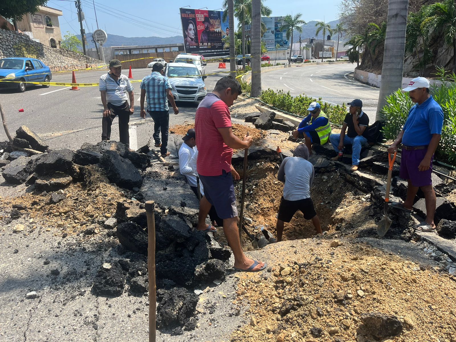 Brindan Cicaeg y Capama atención inmediata a fuga de agua y socavón en la avenida Escénica de Acapulco