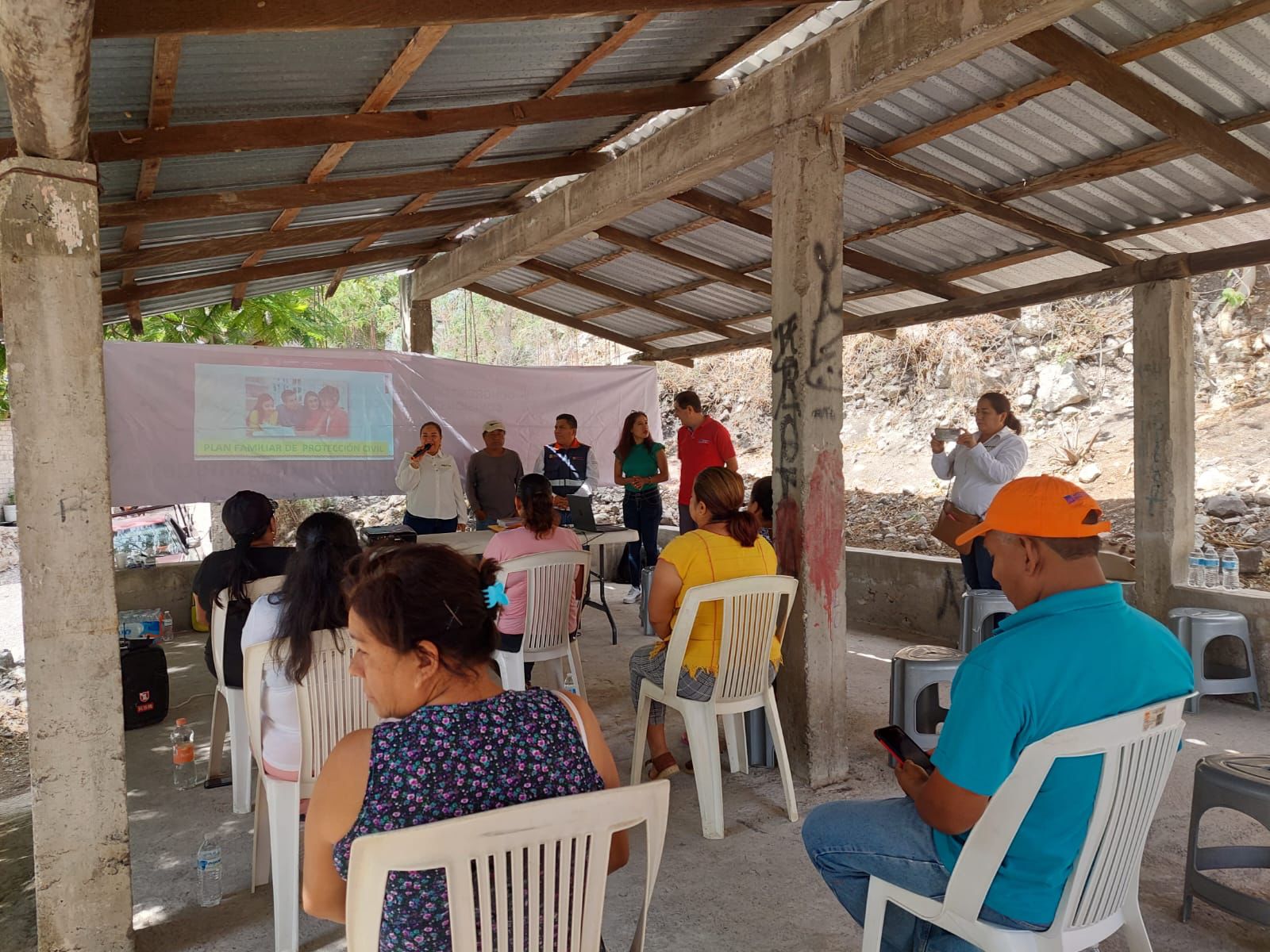 Capacitan a través de talleres a familias de Chilpancingo en materia de Protección Civil
