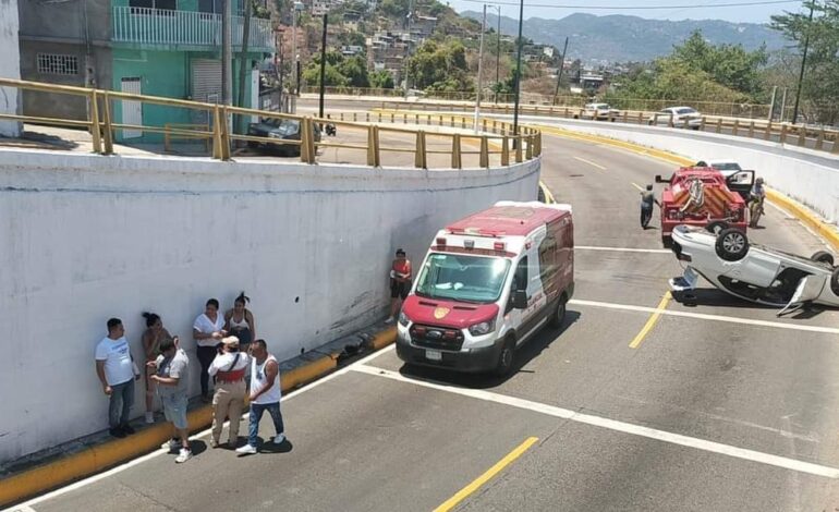 Vuelca vehículo en túnel de la Y Griega, Acapulco; hay cinco heridos