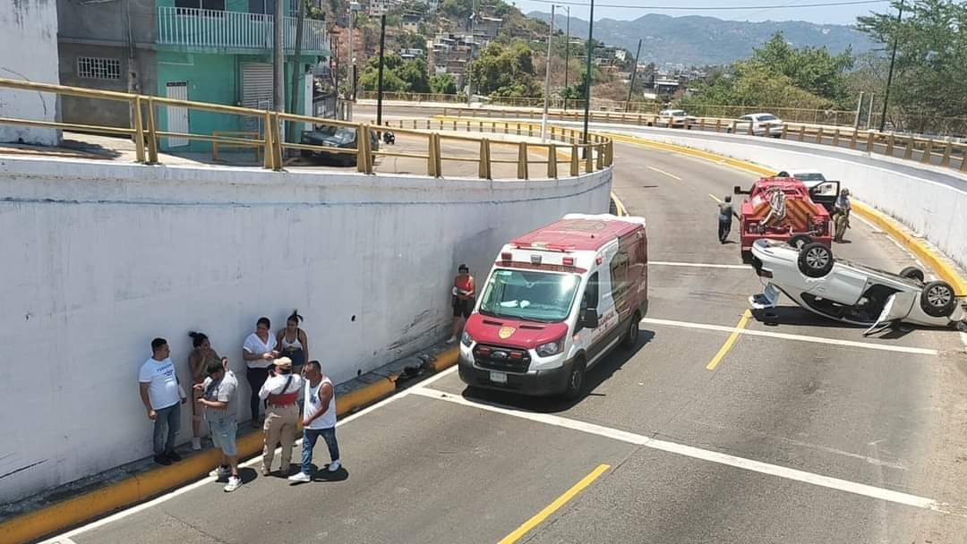 Vuelca vehículo en túnel de la Y Griega, Acapulco; hay cinco heridos