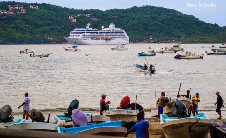 Arriba el Crucero MS Insignia al Puerto de Zihuatanejo de Azueta