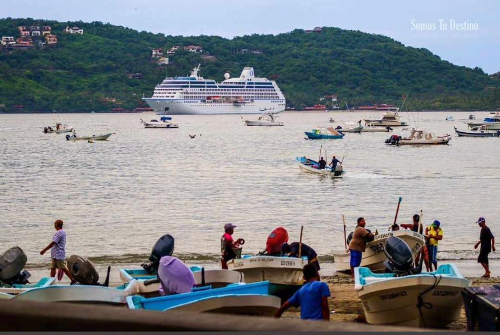 Arriba el Crucero MS Insignia al Puerto de Zihuatanejo de Azueta