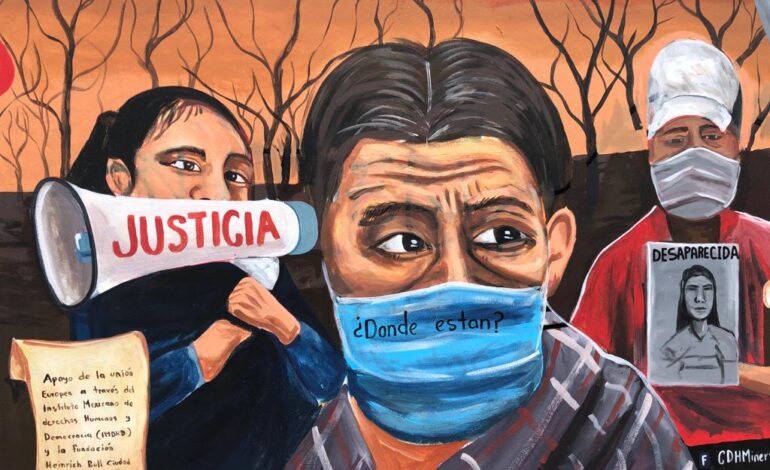 Estudiante de Ayotzinapa pinta mural en memoria de personas desaparecidas