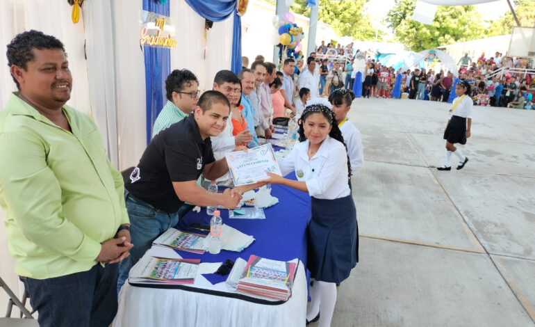 Alienta Jacko Badillo a estudiantes a convertirse en los ciudadanos que Acapulco necesita