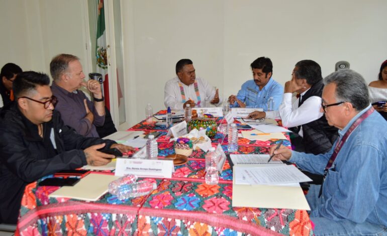 Acuerdan SEDEPIA e INPI acciones en obras carreteras y agua potable para zonas Indígenas y Afromexicanos