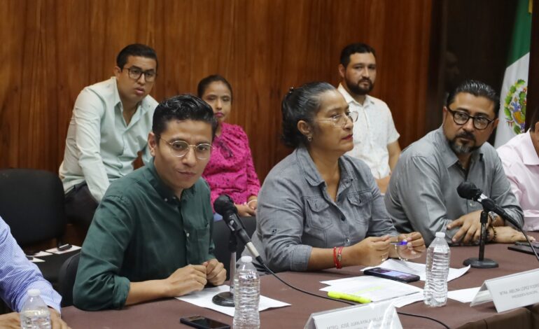 «Aquí no hay ayuda de nadie», expone Abelina López a comisarias y comisarios electos
